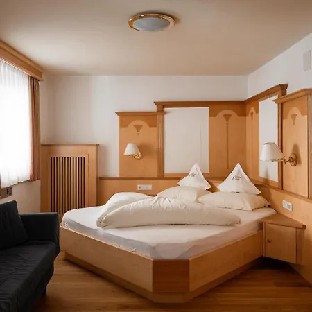 Aktiv- und Wellnesshotel Traube- Post Graun im Vinschgau Exterior foto